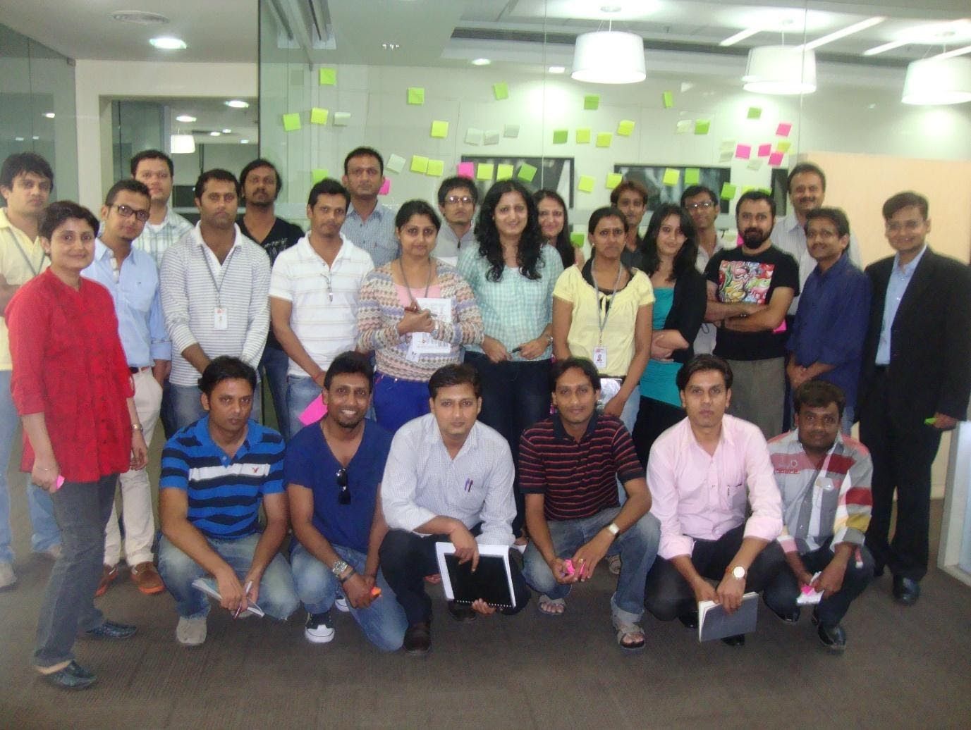 VG Siddhartha، مع فريقه، خلال ورشة عمل لحل المشكلات الإبداعية في Café Coffee Day في عام 2011.