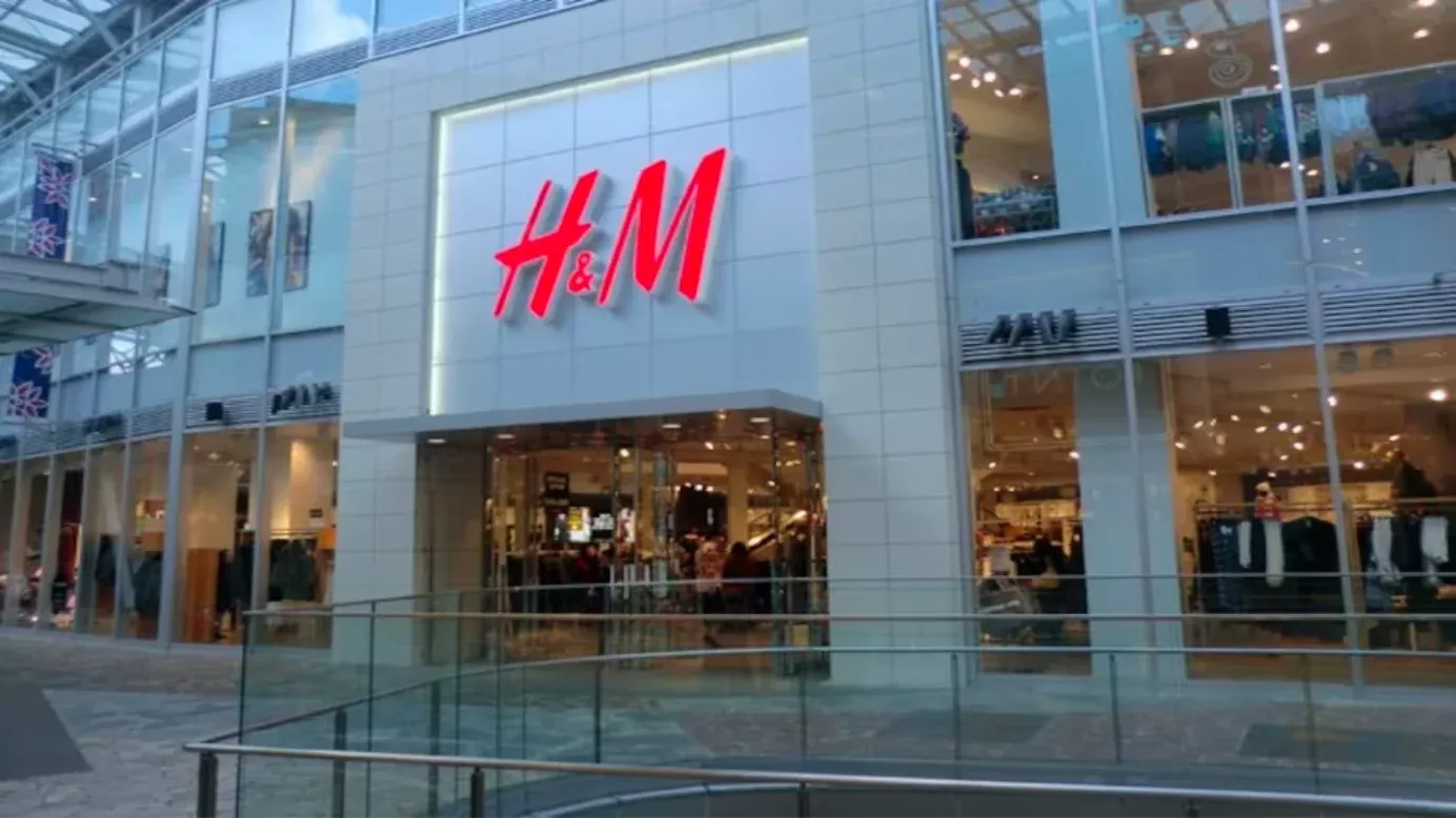 بيع الملابس بالتجزئة H& M