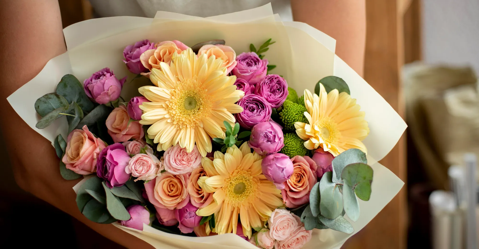 https://blog.empuls.io/content/images/2023/01/hand-holding-flowers-bouquet-close-up.webp