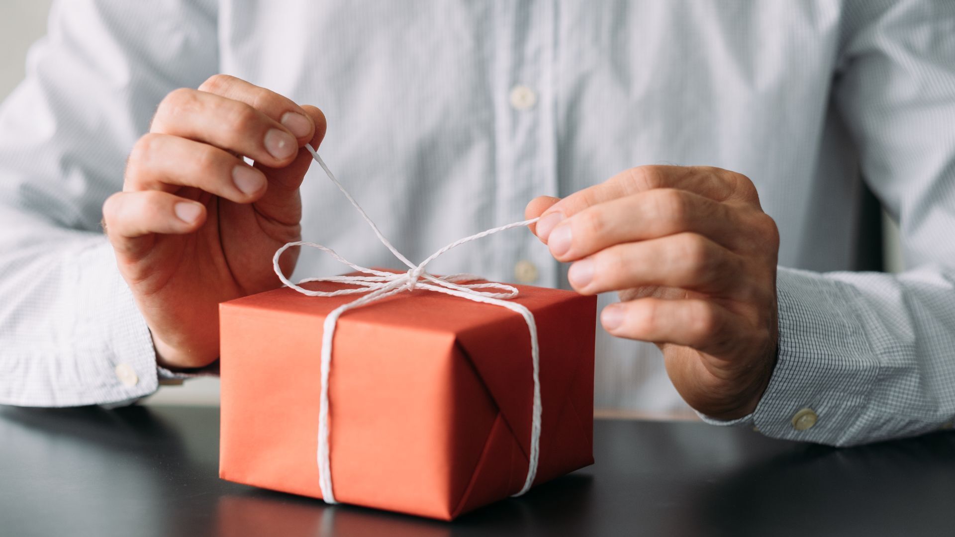 30 Onboarding Gifts for New Hires to Welcome Them