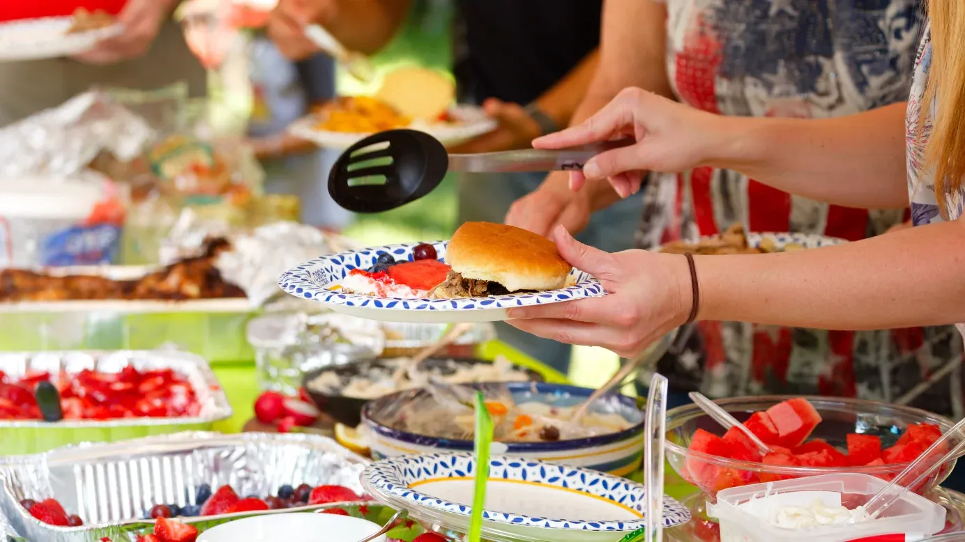 Festliches Potluck-Mittagessen