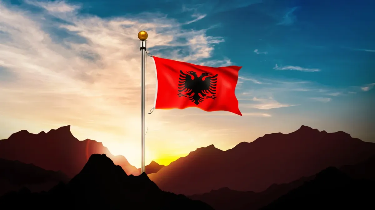 Die albanische Flagge und der Unabhängigkeitstag am Arbeitsplatz