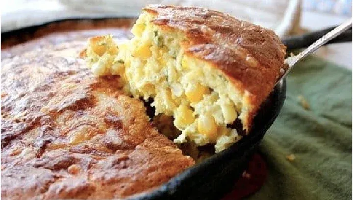 receta de acción de gracias - pan de cuchara con queso cheddar y maíz