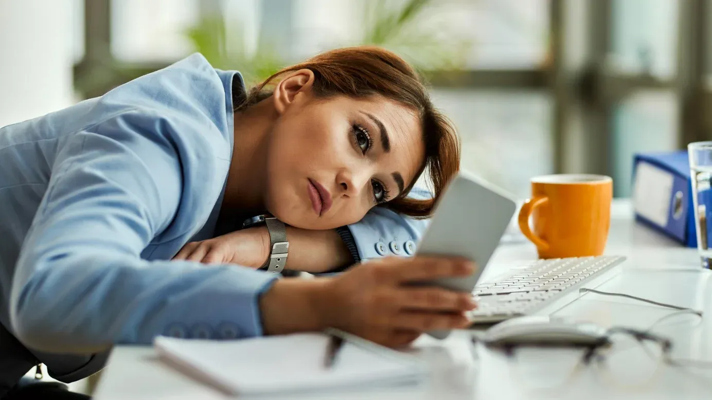 employé utilisant le téléphone pendant le téléphone