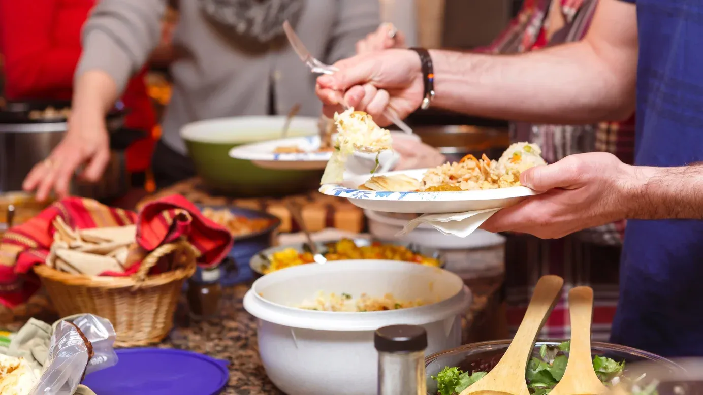 Selenggarakan makan siang Hanukkah atau potluck