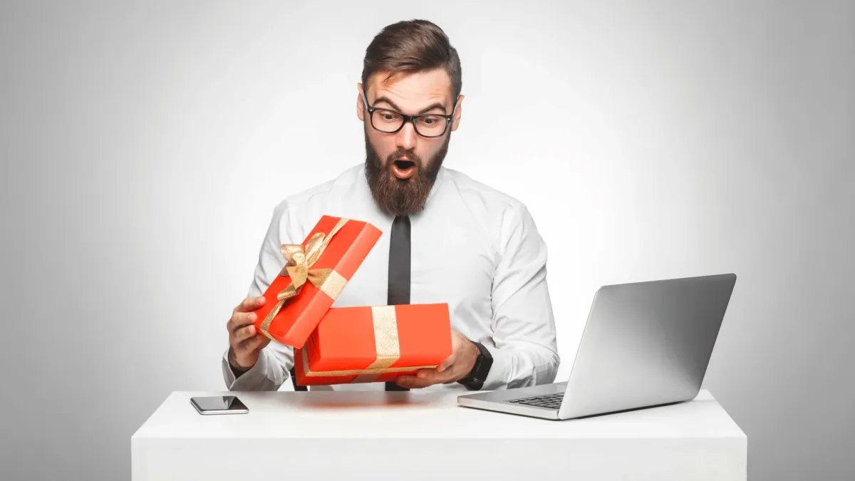 regalo give.business designer creativo mano che dà al suo collega